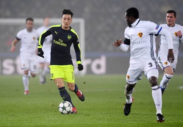 FUSSBALL CHAMPIONS LEAGUE SAISON 2016 2017 GRUPPENPHASE FC Basel - Arsenal London 06.12.2016 Mesut Oezil (li, Arsenal) am Ball 