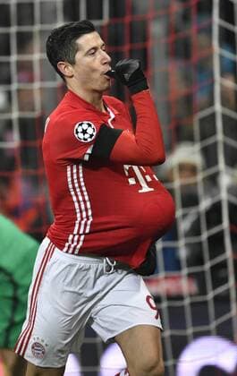 TOR zum 1:0 durch Robert Lewandowski FC Bayern München per Freistoß Torjubel schnappt sich Ball legt ihn unter Trikot Finger in Mund Babyjubel Champions League CL Gruppenphase FC Bayern München FCB vs Atletico Madrid 06.12.2016