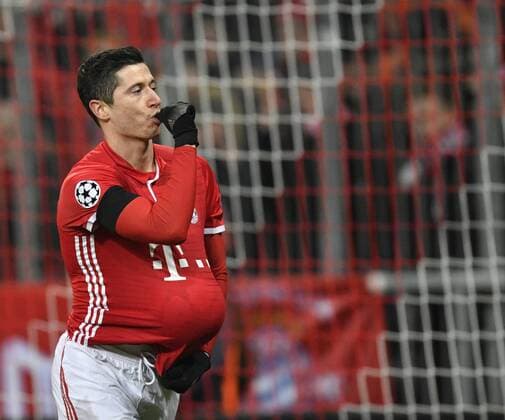 Themen der Woche - SPORT Bilder des Tages - SPORT TOR zum 1:0 durch Robert Lewandowski FC Bayern München per Freistoß Torjubel schnappt sich Ball legt ihn unter Trikot Finger in Mund Babyjubel Champions League CL Gruppenphase FC Bayern München FCB vs Atletico Madrid 06.12.2016