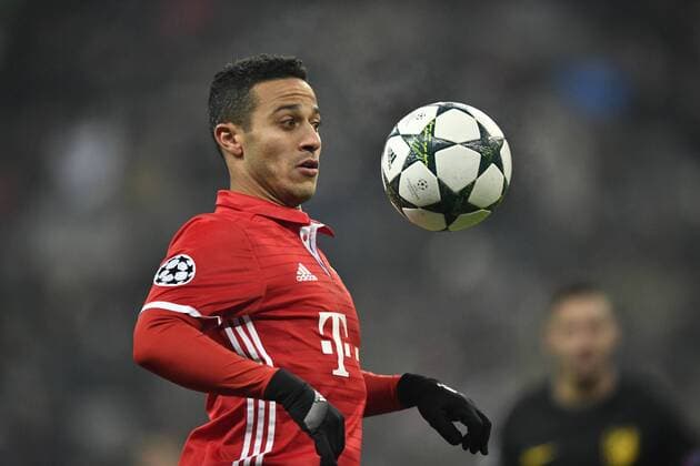 Thiago Alcantara FC Bayern München am Ball Aktion Champions League CL Gruppenphase FC Bayern München FCB vs Atletico Madrid 06.12.2016
