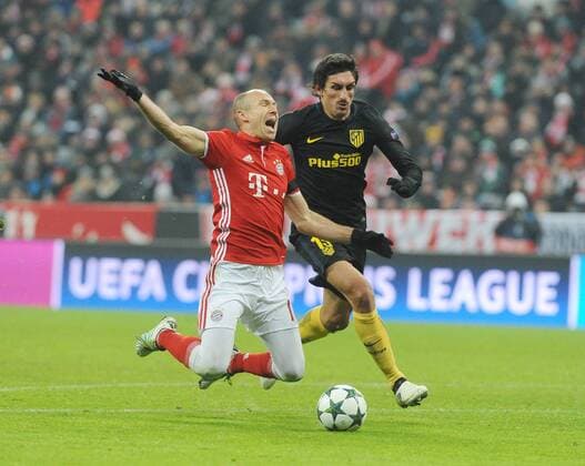 vl. Arjen Robben (FC Bayern Muenchen) wird von Savic (Madrid) gefoult , beim CL-Spiel zwischen FC Bayern Muenchen und Atletico Madrid am 06.12.2016. Munechen Copyright: xStuetzle xEibner-Pressefotox EP_wse