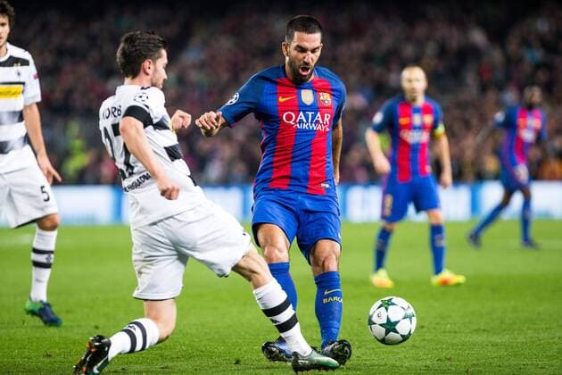 Fußball, CL, FC Barcelona - Borussia Mönchengladbach, Hattrick von Arda Turan VfL Borussia Monchengladbach s Julian Korb , FC Barcelona Barca s Arda Turan during Champions League match between Futbol Club Barcelona and VfL Borussia Mönchengladbach at Camp Nou Stadium in Barcelona , Spain. December 06, 2016.  (20161206006)