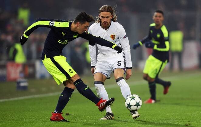 Fußball, CL, FC Basel - FC Arsenal SOCCER - CL, Basel vs Arsenal BASEL,SWITZERLAND,06.DEC.16 - SOCCER - UEFA Champions League, group stage, FC Basel vs Arsenal FC. Image shows Mesut Ozil (Arsenal) and Michael Lang (Basel). GEPAxpictures xMatthiasxHauer