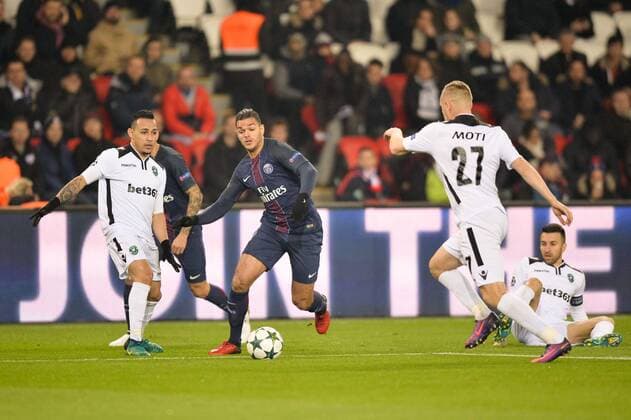 Fußball, CL, Paris St. Germain - Ludogorez Rasgrad 21 HATEM BEN ARFA (psg) - 06 Natanael Pimienta (lud) FOOTBALL : Paris Saint Germain SG vs Ludogorets Razgrad - Champions League - 06 12 2016 AnthonyBIBARD FEP Panoramic 
