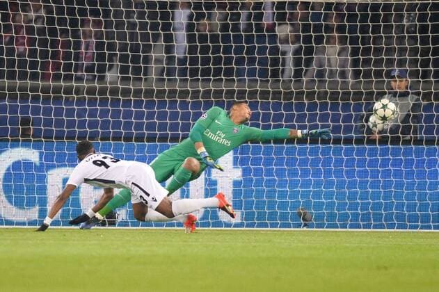 Fußball, CL, Paris St. Germain - Ludogorez Rasgrad 16 ALPHONSE AREOLA (psg) - 93 Virgil Misidjan (lud) - FOOTBALL : Paris Saint Germain SG vs Ludogorets Razgrad - Champions League - 06 12 2016 AnthonyBIBARD FEP Panoramic 