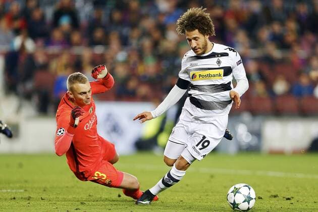 Fußball, CL, FC Barcelona - Borussia Mönchengladbach Borussia Monchengladbach s Johnson (R) fights for the ball with FC Barcelona Barca s goalkeeper Cillessen during the Champions League 6th round match at Camp Nou stadium in Barcelona, Catalonia, Spain, 06 December 2016. BARCELONA VS. BORUSSIA MONCHENGLADBACH !ACHTUNG: NUR REDAKTIONELLE NUTZUNG!  BCN001 20161206-636166607886842269