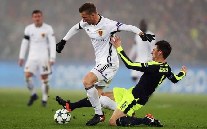 Fußball, CL, FC Basel - FC Arsenal SOCCER - CL, Basel vs Arsenal BASEL,SWITZERLAND,06.DEC.16 - SOCCER - UEFA Champions League, group stage, FC Basel vs Arsenal FC. Image shows Marc Janko (Basel) and Laurent Koscielny (Arsenal). GEPAxpictures xMatthiasxHauer