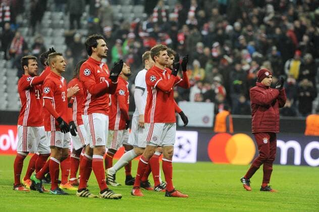 Die Bayern bedanken sich fuer die Unterstuetzung , beim CL-Spiel zwischen FC Bayern Muenchen und Atletico Madrid am 06.12.2016. Munechen Copyright: xStuetzle xEibner-Pressefotox EP_wse