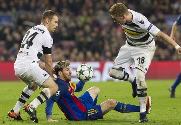 Fußball, CL, FC Barcelona - Borussia Mönchengladbach FC Barcelona Barca s Argentinian striker Leo Messi (C) fights for the ball with Borussia Monchengladbach s Tony Jantschke (L) and Andre Hahn during the Champions League 6th round match at Camp Nou stadium in Barcelona, Catalonia, Spain, 06 December 2016. BARCELONA VS. BORUSSIA MONCHENGLADBACH !ACHTUNG: NUR REDAKTIONELLE NUTZUNG!  BCN001 20161206-636166620709203765