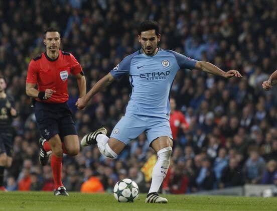 06.12.2016. Manchester, England. UEFA Champions League football, group stages. Manchester City versus Glasgow Celtic. Manchester City midfielder Ilkay Gundogan (8) takes a shot watched by the ref. xAlanxMartinx  ActionPlus11817638