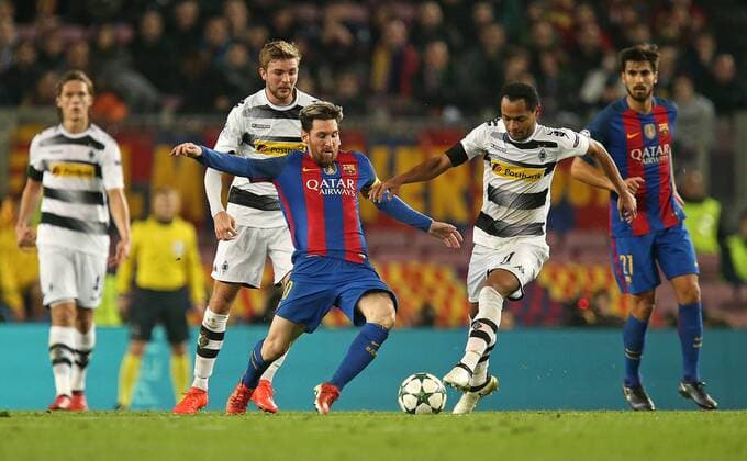 Fußball, CL, FC Barcelona - Borussia Mönchengladbach 06.12.2016, Fussball UEFA Champions League 2016 2017, Gruppenphase, 6.Spieltag, FC Barcelona Barca - Borussia Mönchengladbach im Stadion Camp Nou Barcelona (Spanien). v.l. Christoph Kramer (Gladbach) gegen Lionel Messi (FC Barcelona) und Raffael (Gladbach) 