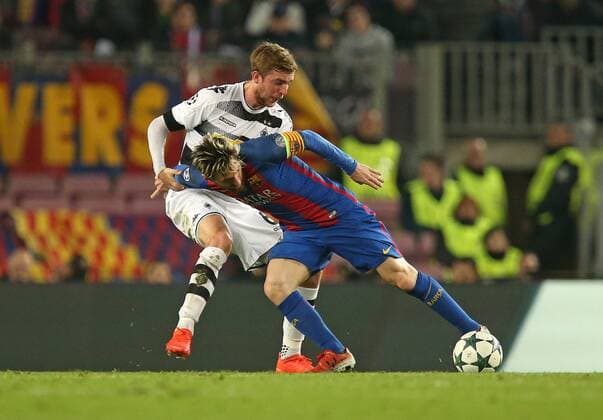 Fußball, CL, FC Barcelona - Borussia Mönchengladbach 06.12.2016, Fussball UEFA Champions League 2016 2017, Gruppenphase, 6.Spieltag, FC Barcelona Barca - Borussia Mönchengladbach im Stadion Camp Nou Barcelona (Spanien). v.l. Christoph Kramer (Gladbach) gegen Lionel Messi (FC Barcelona) 
