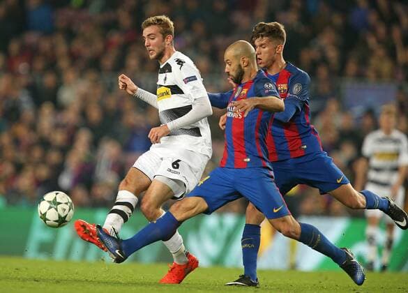 Fußball, CL, FC Barcelona - Borussia Mönchengladbach 06.12.2016, Fussball UEFA Champions League 2016 2017, Gruppenphase, 6.Spieltag, FC Barcelona Barca - Borussia Mönchengladbach im Stadion Camp Nou Barcelona (Spanien). Christoph Kramer (Gladbach) gegen Javier Mascherano (FC Barcelona) und Sandro Ramirez (FC Barcelona) 