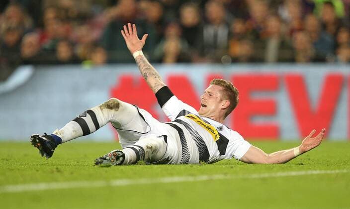 Fußball, CL, FC Barcelona - Borussia Mönchengladbach 06.12.2016, Fussball UEFA Champions League 2016 2017, Gruppenphase, 6.Spieltag, FC Barcelona Barca - Borussia Mönchengladbach im Stadion Camp Nou Barcelona (Spanien). Andre Hahn (Gladbach) 