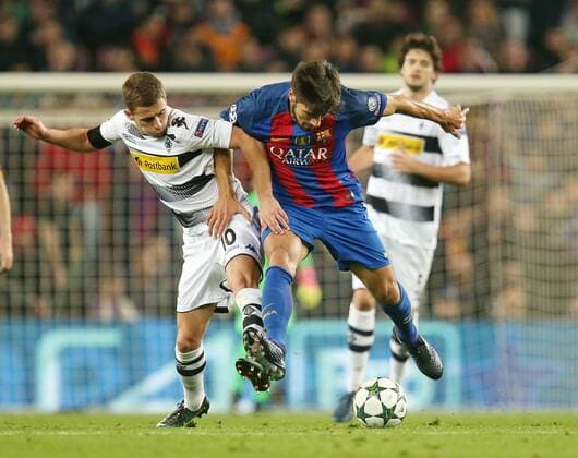 Fußball, CL, FC Barcelona - Borussia Mönchengladbach 06.12.2016, Fussball UEFA Champions League 2016 2017, Gruppenphase, 6.Spieltag, FC Barcelona Barca - Borussia Mönchengladbach im Stadion Camp Nou Barcelona (Spanien). v.l. Thorgan Hazard (Gladbach) gegen Andre Gomes (FC Barcelona) 