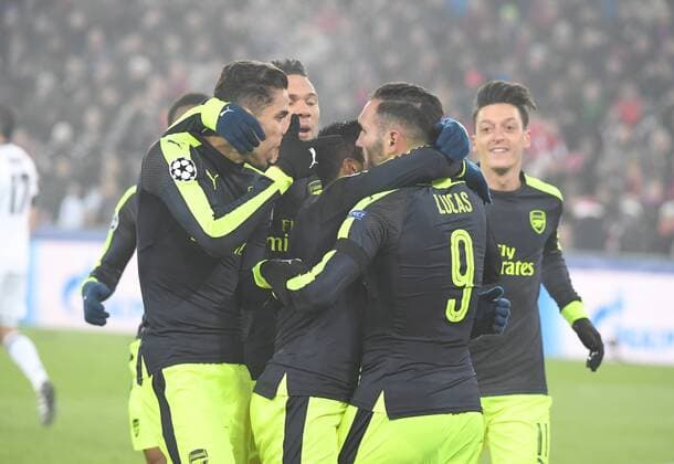 06.12.2016 Basel St.Jakob Park Fussball Herren Saison 2016 2017 Champions League FC Basel - Arsenal FC Bild zeigt Torjubel Arsenal FC mit Torschütze Lucas Perez re. Aktion Jubel 