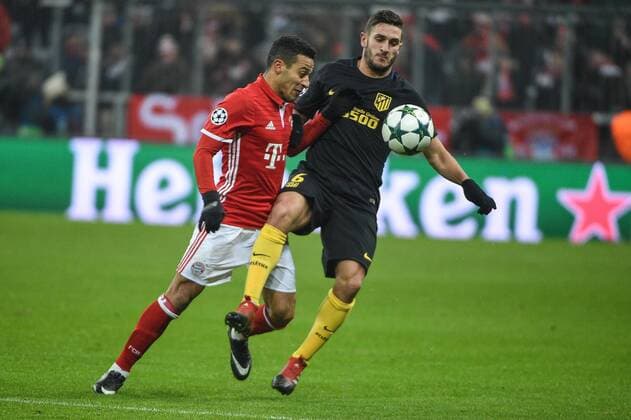 GER, Champions League, FC Bayern Muenchen vs Atletico Madrid 06.12.2016, Allianz-Arena, Muenchen, GER, Champions League, FC Bayern Muenchen vs Atletico Madrid, im Bild im Zweikampf, Aktion, mit von links Thiago (FC Bayern Muenchen 6) und Koke (Atletico Madrid 6) nordphotox xSchreyer
