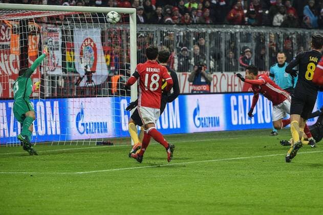 GER, Champions League, FC Bayern Muenchen vs Atletico Madrid 06.12.2016, Allianz-Arena, Muenchen, GER, Champions League, FC Bayern Muenchen vs Atletico Madrid, im Bild Thiago (FC Bayern Muenchen 6) vergibt eine Riesenchance nordphotox xSchreyer