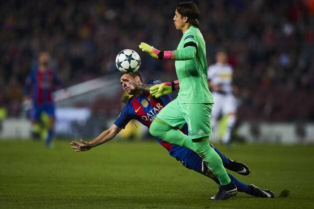 06.12.2016, xslx, Fussball UEFA Champions League, FC Barcelona Barca - Borussia Moenchengladbach, emspor, v.l. Paco Alcacer (FC Barcelona), Yann Sommer (Borussia Moenchengladbach) Barcelona