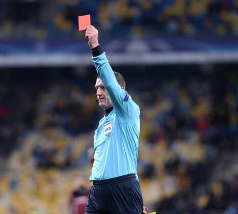 Fußball, CL, Dynamo Kiew - Besiktas Istanbul UEFA Champions League Group B match between Dynamo Kiev and Besiktas at NSK Olympiyskiy Stadium in Kiev , Ukraine , December 06 , 2016. Pictured Referee Craig Thomson. 