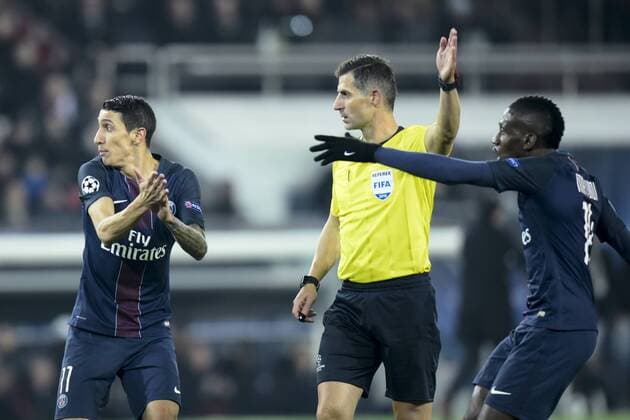 Fußball, CL, Paris St. Germain - Ludogorez Rasgrad Angel Di Maria ( PSG ) - Blaise Matuidi ( PSG ) - Tasos Sidiropoulos ( referee ) FOOTBALL : Paris Saint Germain vs Ludogorez Rasgrad - Champions League - Paris - 06 12 2016 FedericoPestellini Panoramic 