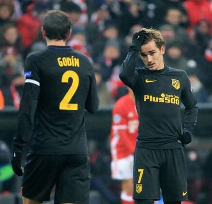 06.12.2016, CL, FCB vs Atletico Madrid, Allianz Arena Muenchen, im Bild: Diego Godin (Atletico Madrid) und Antoine Griezmann (Atletico Madrid)