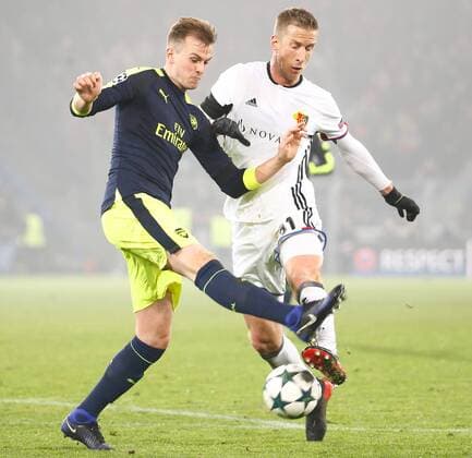06.12.2016 St Jakob Park Basel , SCHWEIZ , Saison 2016 2017 Herren UEFA Champions League Gruppenphase FC Basel - Arsenal London Rob Holding (li,Arsenal) gegen Marc Janko (FC Basel) 