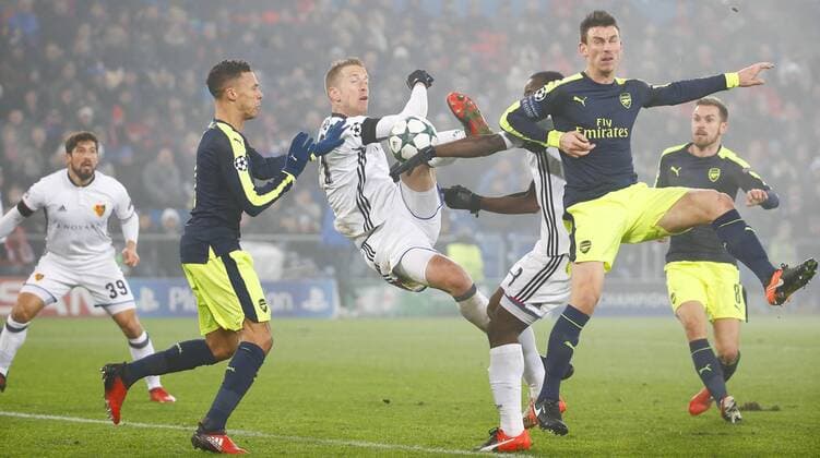 06.12.2016 St Jakob Park Basel , SCHWEIZ , Saison 2016 2017 Herren UEFA Champions League Gruppenphase FC Basel - Arsenal London Marc Janko (mitte,FC Basel) gegen Kieran Gibbs (li) und Laurent Koscielny (beide Arsenal) 