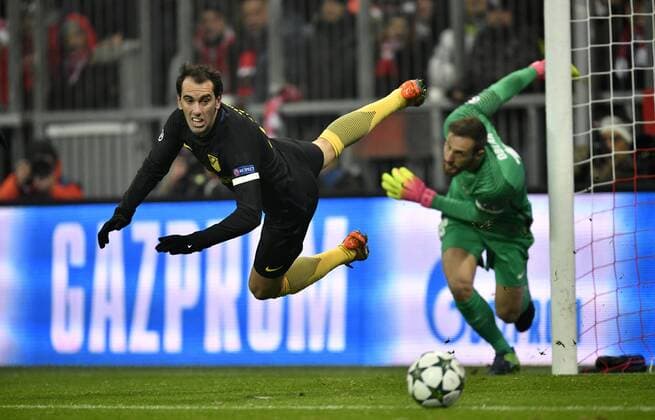 Chaos im Strafraum von Madrid Strafraumszene Torraumszene Lucas Hernandez Atletico Madrid und Torwart Jan Oblak Atletico Madrid orientierungslos Aktion Champions League CL Gruppenphase FC Bayern München FCB vs Atletico Madrid 06.12.2016
