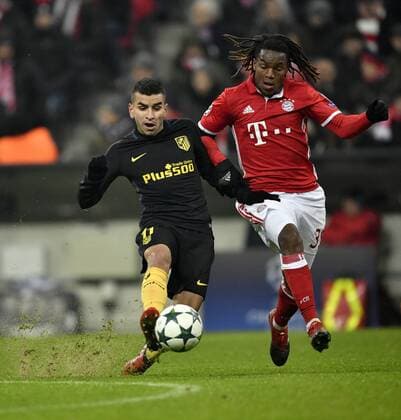 Zweikampf, Aktion Angel Correa Atletico Madrid (links) gegen Renato Sanches FC Bayern München Champions League CL Gruppenphase FC Bayern München FCB vs Atletico Madrid 06.12.2016