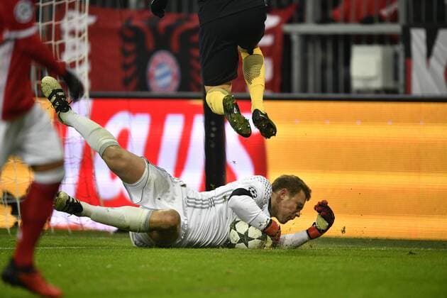 Torwart Manuel Neuer FC Bayern München Aktion klärt vor Angreifer Champions League CL Gruppenphase FC Bayern München FCB vs Atletico Madrid 06.12.2016