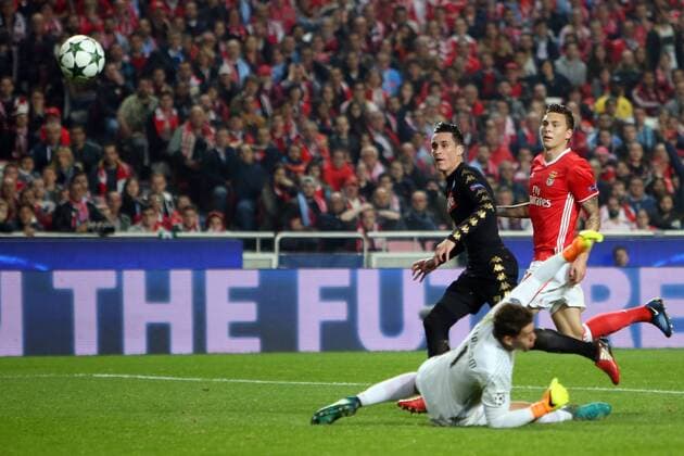 December 6, 2016 - Lisbon, Portugal - Napoli s forward Jose Maria Callejon (L ) shoots to score during the UEFA Champions League Group B football match SL Benfica vs Napoli at the Luz stadium in Lisbon, Portugal on December 6, 2016. Photo: UEFA Champions League Group B football match SL Benfica vs Napoli - ZUMAf123 20161206_zap_f123_008