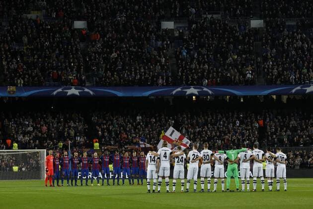BARCELONA, Dec. 6, 2016 -- Players of Barcelona and Borussia Monchengladbach pay a minute of silence as respect for the victims of the Colombia plane crash containing the Chapecoense players and staff, before the UEFA Champions League match at Camp Nou stadium in Barcelona, Spain, Dec. 6, 2016. ) (SP)SPAIN-BARCELONA-SOCCER-BARCELONA VS BORUSSIA MONCHENGLADBACH PauxBarrena 