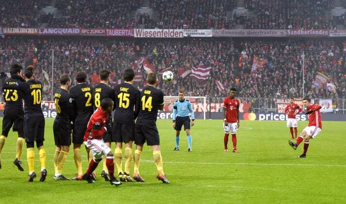 06.12.2016, Fussball Champions-League 2016 2017, Vorrunde 6.Spieltag, FC Bayern München - Atletico Madrid, in der Allianzarena München. Torschuss mit diesem Freistoss zum 1:0 von Robert Lewandowski (re, FC Bayern München). 