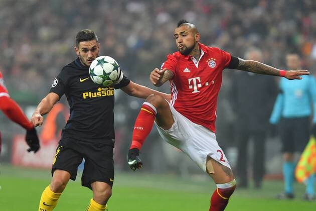 Arturo VIDAL (Bayern Muenchen),Aktion,Zweikampf gegen Koke (Atletico). FC Bayern Muenchen-Atletico Madrid 1-0. Fussball Champions League Gruppenphase am 06.12..2016. A L L I A N Z A R E N A.