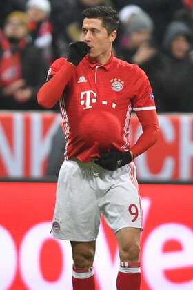 Torjubel Robert LEWANDOWSKI (Bayern Muenchen) nach Tor zum 1-0 mit Ball unter dem Trikot,lutscht Daumen,Babybauch. Jubel,Freude,Begeisterung, ,Aktion,Einzelbild,angeschnittenes Einzelmotiv,Halbfigur,halbe Figur. FC Bayern Muenchen-Atletico Madrid 1-0. Fussball Champions League Gruppenphase am 06.12..2016. A L L I A N Z A R E N A.