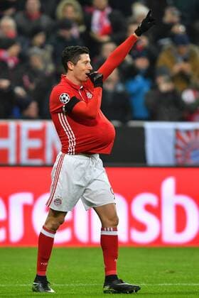 Torjubel Robert LEWANDOWSKI (Bayern Muenchen) nach Tor zum 1-0 mit Ball unter dem Trikot,lutscht Daumen,Babybauch. Jubel,Freude,Begeisterung, Aktion,Einzelaktion,Einzelbild, Freisteller,Ganzkoerperaufnahme,ganze Figur. . FC Bayern Muenchen-Atletico Madrid 1-0. Fussball Champions League Gruppenphase am 06.12..2016. A L L I A N Z A R E N A.