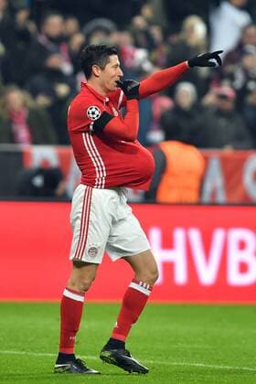 Torjubel Robert LEWANDOWSKI (Bayern Muenchen) nach Tor zum 1-0 mit Ball unter dem Trikot,lutscht Daumen,Babybauch. Jubel,Freude,Begeisterung, Aktion,Einzelaktion, Einzelbild,Freisteller, Ganzkoerperaufnahme,ganze Figur. FC Bayern Muenchen-Atletico Madrid 1-0. Fussball Champions League Gruppenphase am 06.12..2016. A L L I A N Z A R E N A.