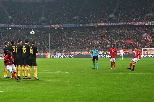 Robert LEWANDOWSKI (Bayern Muenchen) schiesst per Freistoss das Tor zum 1-0,Aktion,Torschuss. FC Bayern Muenchen-Atletico Madrid, Fussball Champions League Gruppenphase am 06.12..2016. A L L I A N Z A R E N A.
