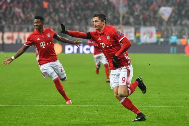 Robert LEWANDOWSKI (Bayern Muenchen),Torjubel,Jubel,Freude,Begeisterung, nach Tor zujm 1-0,Aktion,li:David ALABA (Bayern Muenchen). FC Bayern Muenchen-Atletico Madrid 1-0. Fussball Champions League Gruppenphase am 06.12..2016. A L L I A N Z A R E N A.