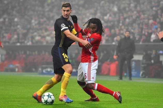 Renato SANCHES (Bayern Muenchen), Aktion,Zweikampf gegen Gabi (Atletico). FC Bayern Muenchen-Atletico Madrid 1-0. Fussball Champions League Gruppenphase am 06.12..2016. A L L I A N Z A R E N A.