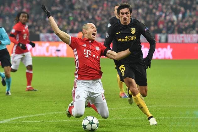 Stefan SAVIC (Atletico) foult Arjen ROBBEN (Bayern Muenchen) im Strafraum, Aktion,Zweikampf-der Elfmeterpfiff jedoch blieb aus. FC Bayern Muenchen-Atletico Madrid 1-0. Fussball Champions League Gruppenphase am 06.12..2016. A L L I A N Z A R E N A.