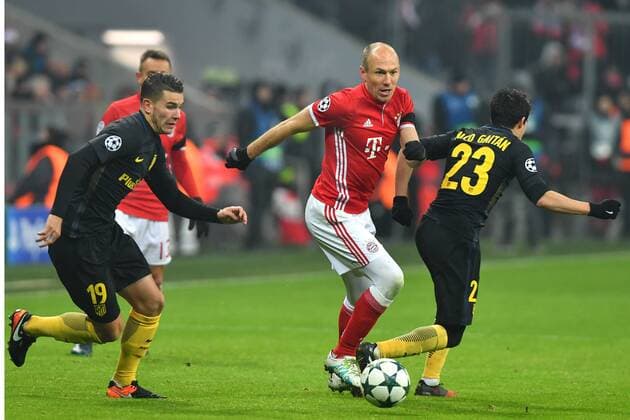 Arjen ROBBEN (Bayern Muenchen,Mitte),Aktion,Zweikampf gegen Lucas HERNANDEZ (Atletico,li) und Nicolas GAITAN (Atletico). FC Bayern Muenchen-Atletico Madrid 1-0. Fussball Champions League Gruppenphase am 06.12..2016. A L L I A N Z A R E N A.