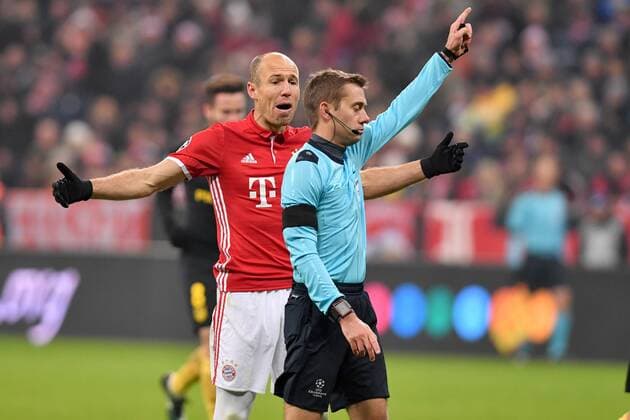 Arjen ROBBEN (Bayern Muenchen),Gestik,beschwert sich lautstark bei Schiedsrichetr Clement TURPIN. FC Bayern Muenchen-Atletico Madrid 1-0. Fussball Champions League Gruppenphase am 06.12..2016. A L L I A N Z A R E N A.