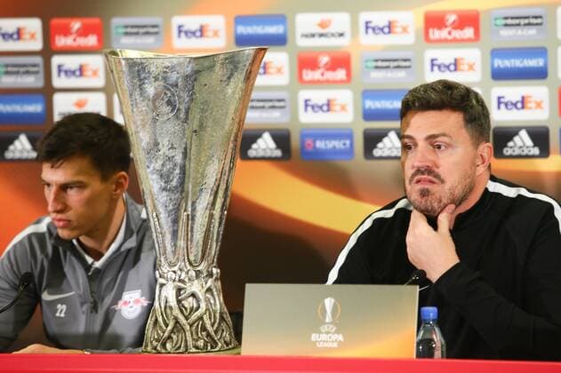 SOCCER - UEFA EL, RBS vs Schalke, preview SALZBURG,AUSTRIA,07.DEC.16 - SOCCER - UEFA Europa League, group stage, Red Bull Salzburg vs FC Schalke 04, preview, press conference PK Pressekonferenz of RBS. Image shows Stefan Lainer and head coach Oscar Garcia( RBS). Keywords: trophy. GEPAxpictures xFelixxRoittner