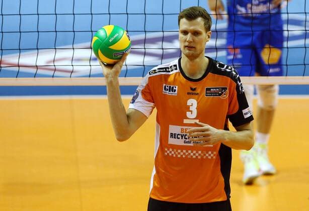 Robert Kromm Aktion Oberkoerper Oberkörper Volleyball CEV CL Championsleague Herren Saison 2016 2017 06.12.2016 BR Volleys Berlin BRV vs. Cucine Lube Civitanova