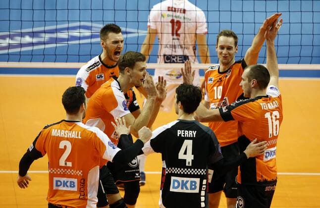 Steven Marshall, Aleksandar Okolic, Robert Kromm, Luke Perry, Sebastian Kühner, Wouter ter Maat Freude Emotion jubelnd Jubel nach Satzgewinn Volleyball CEV CL Championsleague Herren Saison 2016 2017 06.12.2016 BR Volleys Berlin BRV vs. Cucine Lube Civitanova