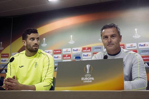 Fußball, EL, FC Villarreal Pressekonferenz Villarrea s head coach Fran Escriba (R) and his player, Argentinian defender Mateo Musacchio, during a press conference PK Pressekonferenz held after a team s training session in Castellon, eastern Spain, 07 December 2016. Villarreal will face Steaua Bucarest in a Europa League soccer match the upcoming 08 December. EFE Domenech Castello VILLARREAL PRESS CONFERENCE !ACHTUNG: NUR REDAKTIONELLE NUTZUNG!  GRA081 20161207-636167161135295823