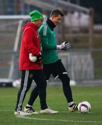 SOCCER - UEFA EL, Rapid vs Bilbao, preview VIENNA,AUSTRIA,07.DEC.16 - SOCCER - UEFA Europa League, group stage, SK Rapid Wien vs Athletic Club Bilbao, preview, training of Rapid. Image shows goalkeeper coach Helge Payer (Rapid) and Richard Strebinger (Rapid). GEPAxpictures xPhilippxBrem