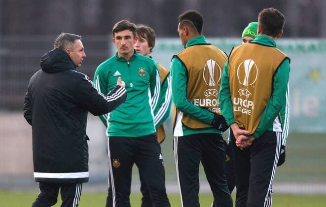 SOCCER - UEFA EL, Rapid vs Bilbao, preview VIENNA,AUSTRIA,07.DEC.16 - SOCCER - UEFA Europa League, group stage, SK Rapid Wien vs Athletic Club Bilbao, preview, training of Rapid. Image shows head coach Damir Canadi (Rapid) and Matej Jelic (Rapid). GEPAxpictures xPhilippxBrem